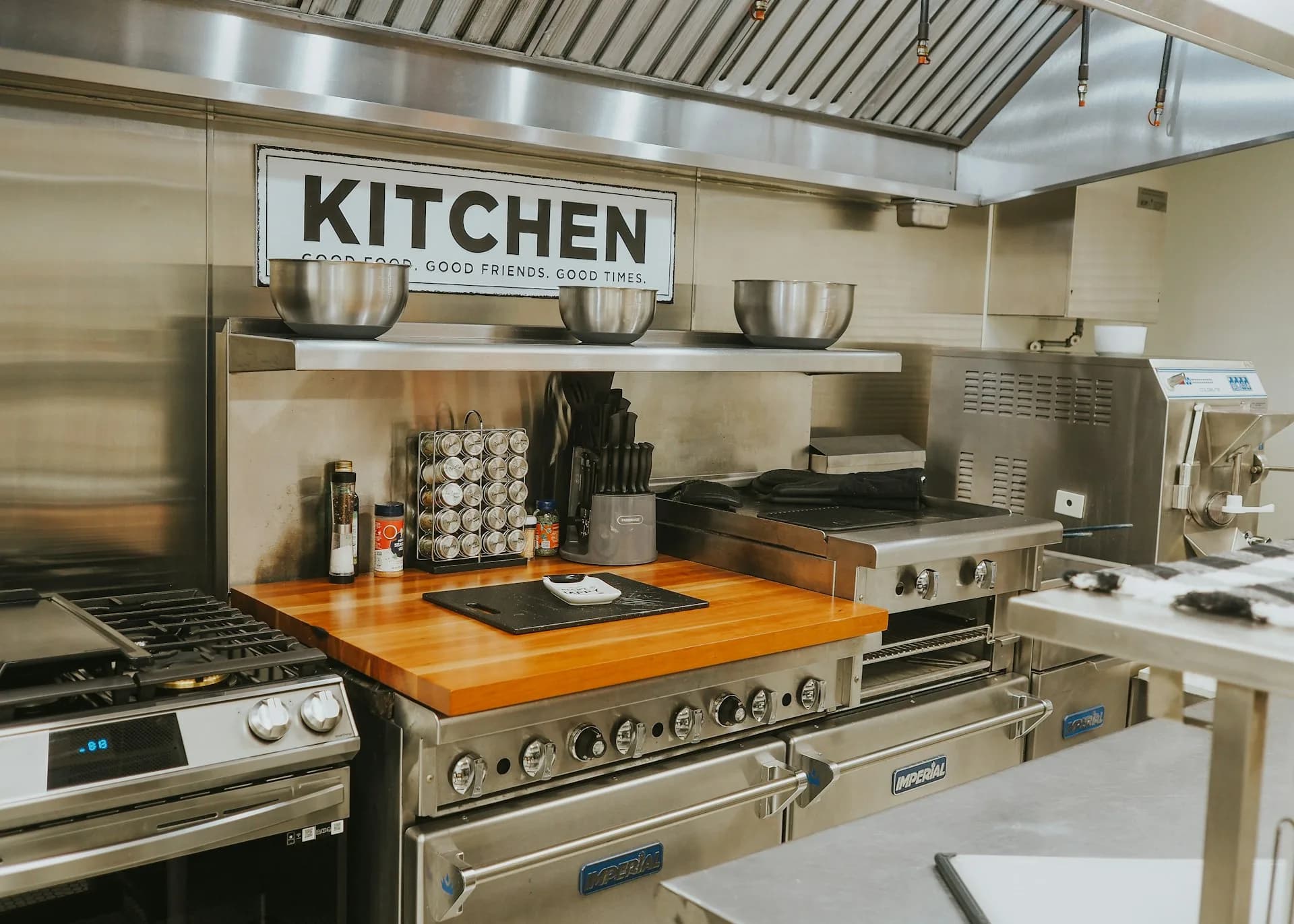 Clean restaurant kitchen — kitchen cleaning services